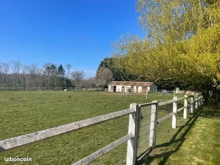 herbage à louer avec 3 boxes – accès indépendant – pour chevaux