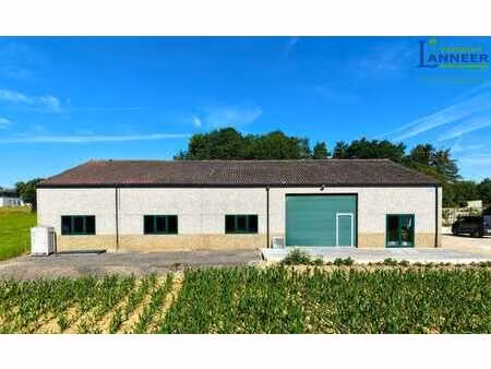 entrepôt avec surface de stockage int. 300 m² et ext. 125 m²