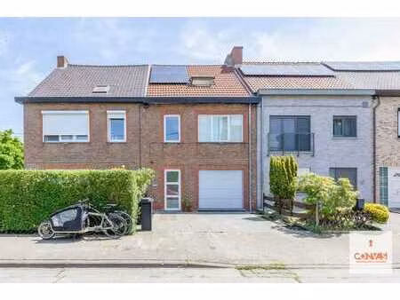 instapklare rijwoning met eigen oprit en tuin