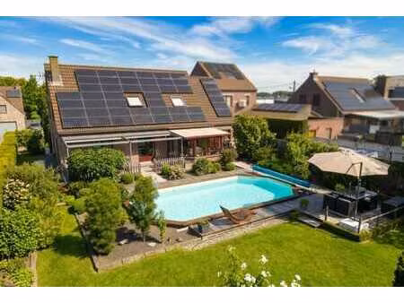 villa de 6 chambres avec panneaux solaires et piscine