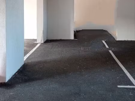 a vendre place de parking couvert à hyères