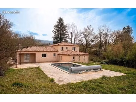 superbe villa avec tour 154 m² utiles – état irréprochable – piscine – calme & forêt – lab