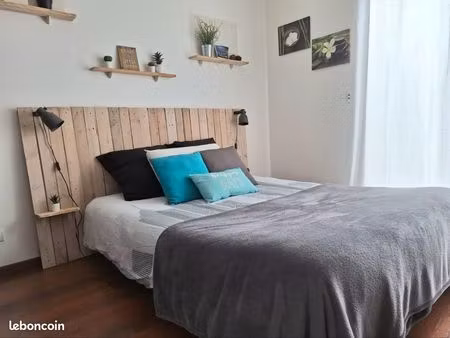 studette dans maison