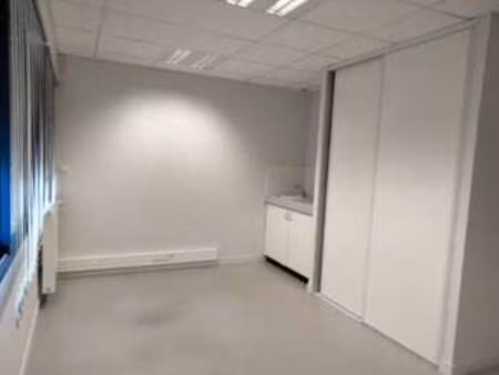 location bureaux et commerces à redon (35600) : à louer / 17m² redon