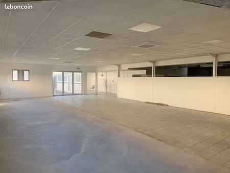 local 430m2 climatisé parking