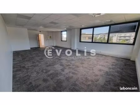 bureau 77 m²
