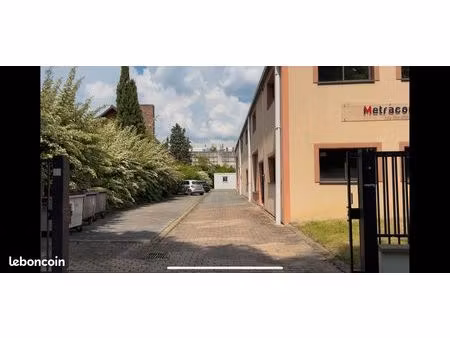 local activité + stockage + bureaux + parking – 300 m² bâti + 500 m² terrain – jouy-en-jos
