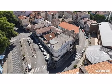 à louer – local professionnel / commercial de 270 m² – place de la paix à aubenas (jules)