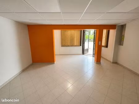 a louer local commercial / bureau d'une surface de 54 m²