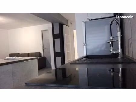 grand studio refait à neuf