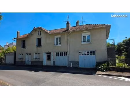 dans un village du haut-limousin  venez découvrir cette grande maison d'habitation à finir
