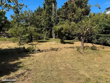 terrain à bâtir 676m² clos et arboré  emplacement très qualitatif avec un environnement ve