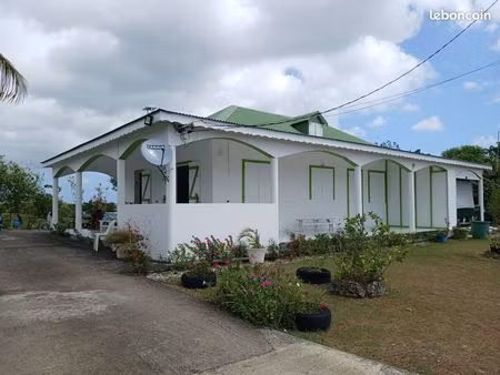 sainte-anne maison d'une surface de 140m² avec studio