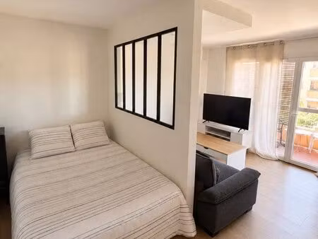 studio meublé rénové de 27 m² avec terrasse plein sud de 9 m² et parking privatif