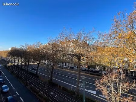 t4 au pied du tramway botanique