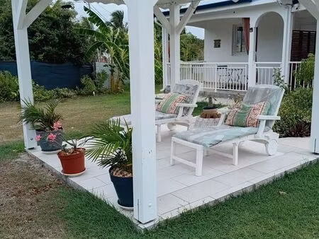 appartement t1 climatisé avec terrasse – proche plage – guadeloupe »