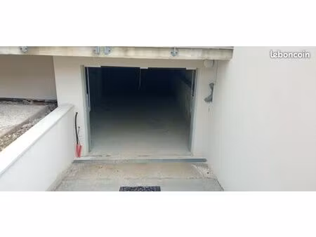 garage à louer - idéal pour stationnement ou stockage