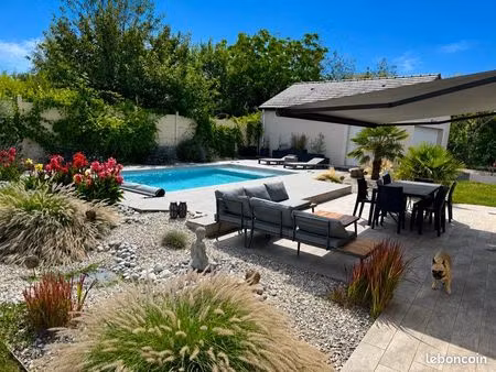 maison familiale de 160 m² avec piscine chauffée et grand terrain paysagé