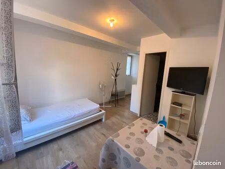 studio refait à neuf vue sur château
