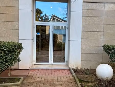 vends beau studio avec un balcon de 10m²