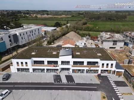 bureau 1 600 m²