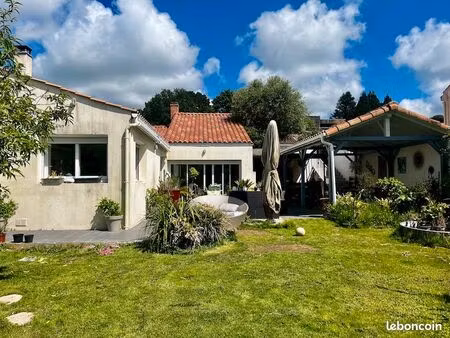 découvrez le charme de cette maison atypique en pierres
