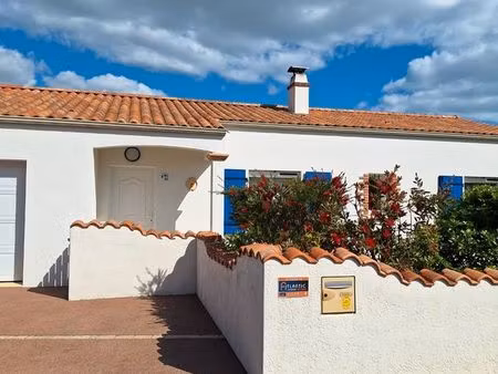 maison individuelle sur terrain de 538 m2 piscine panneaux solaire cheminée climatisation