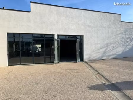 local commercial avenue rolland carraz