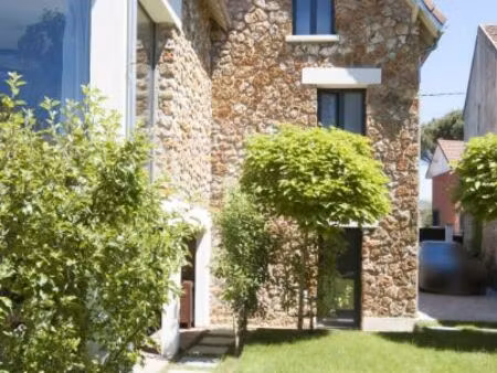 maison avec jardin/extérieur