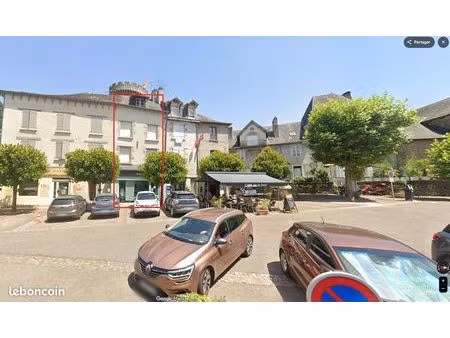 immeuble au coeur du bourg entre la tour césar et l'église