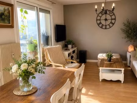 grand t4 lumineux de 82.00 m² dans une résidence calme et bien entretenue  avec balcon fer