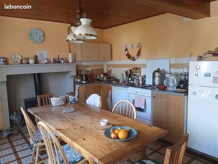 maison pouvant servir de mini-centre de retraite – en bout de village donnant sur ruisseau