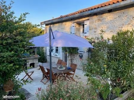charmante maison en pierre rénovée dans un cadre champêtre et paisible