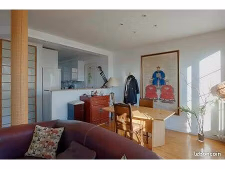 loue chambre meublée juillet-aout dans grand appartement occupé