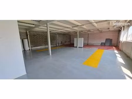 local d'activité & bureaux + 7 stationnements privatifs