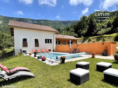 propriété 7 pièces 303 m²