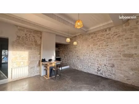 appartement t3 de 65m2  refait à neuf  centre ville st gilles