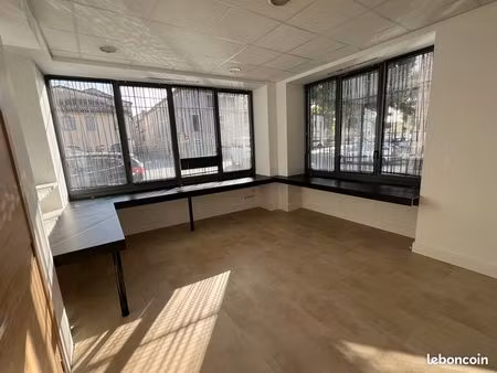 • location de bureaux à auch – place du 14 juillet  très proche du centre-ville  grand par