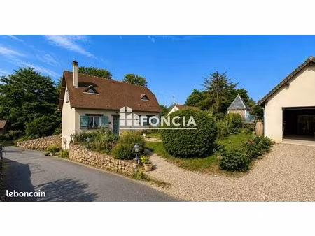 belle maison familiale  proche des commodités  offrant 4 chambres  un sous-sol complet et 