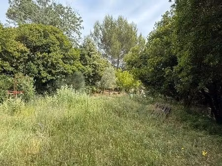 terrain à bâtir 604 m² — cadre boisé garrigue — viabilisé — poulx