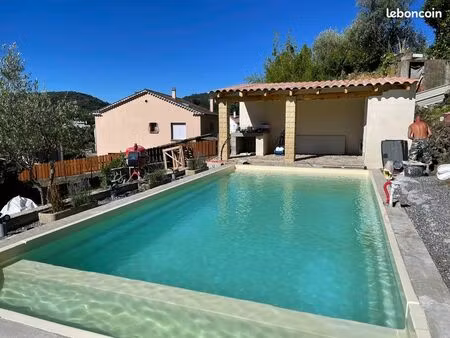 jolie maison cévenole avec vue surplombante