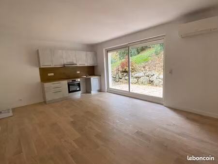 t2 climatisé 52 m2 avec extérieur en centre ville