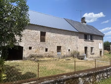 une maison en pierre avec grange  située en impasse