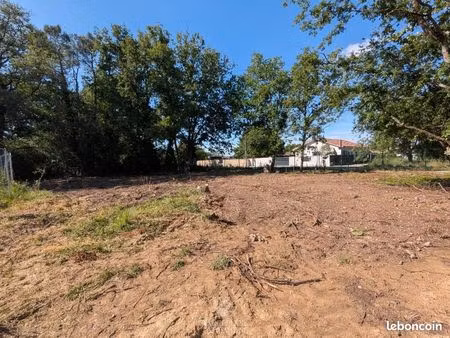 terrain 779 m² muret
