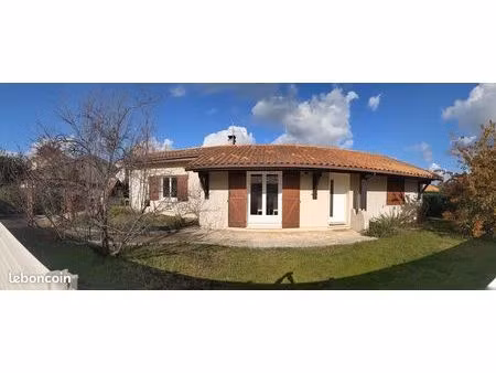 maison 122 m2  grande pièce à vivre  3 chambres  1 bureau  jardin  garage