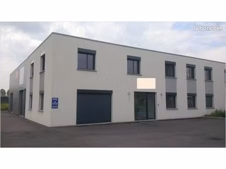plusieurs surfaces de bureaux