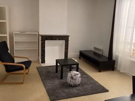 a louer t2 uniquement à des étudiants hyper centre figeac . loyer 400 +eau et électricité