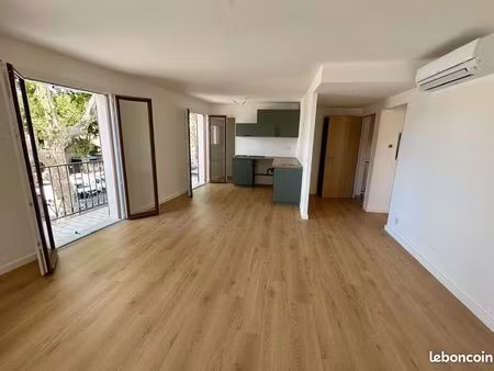 mauguio centre - t2 entièrement rénové avec balcon vue dégagée et combles privatifs