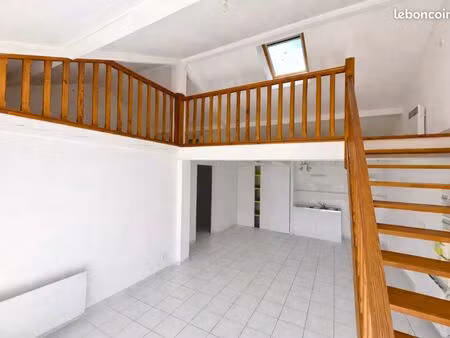 logement mitoyen 80 m² — terrasse 50 m² - aucun travaux — dpe d — coeur léon