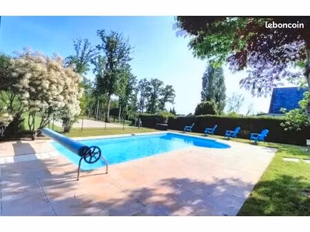 belle maison familiale avec parc et piscine